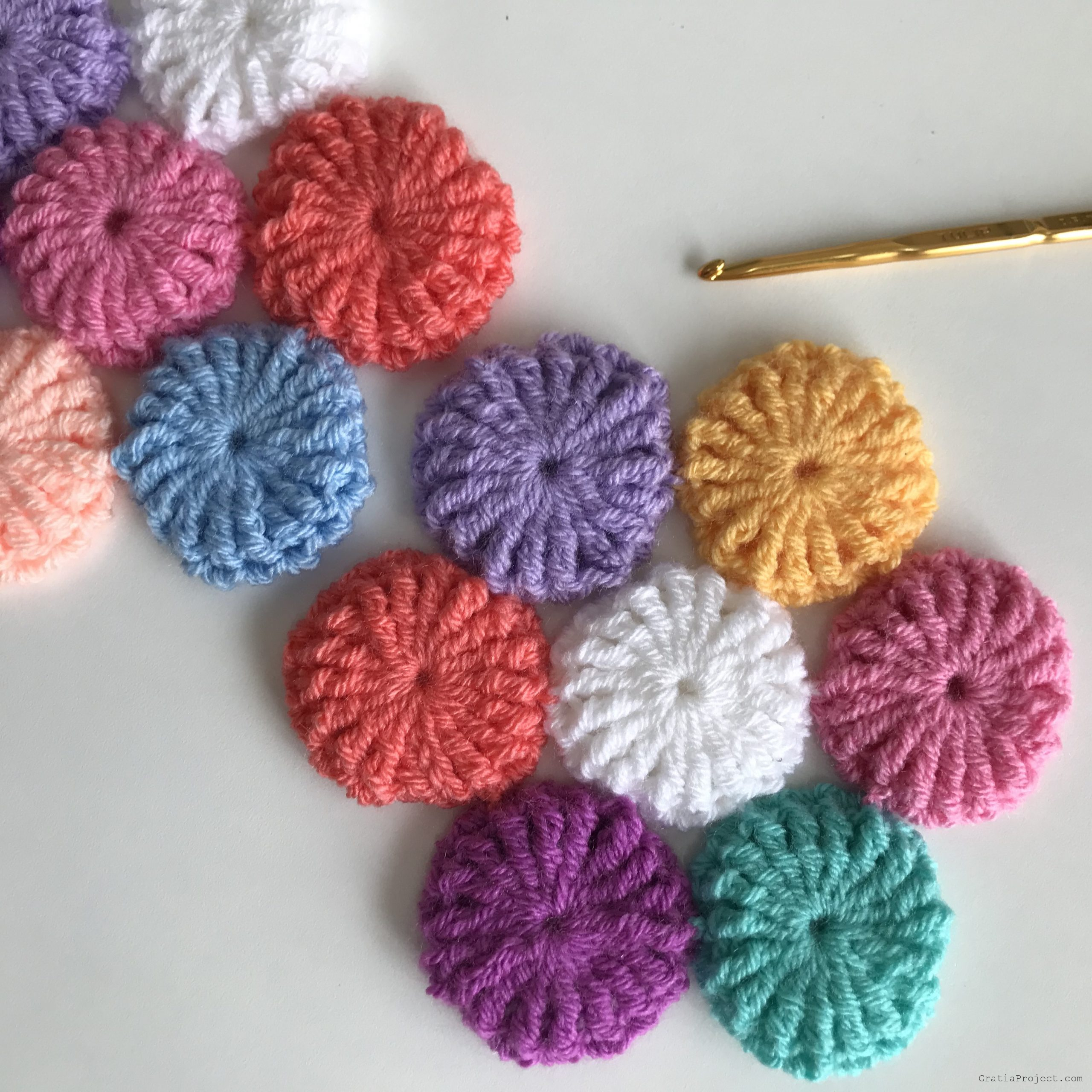 free-crochet-pattern-yo-yo-puff-macaroon